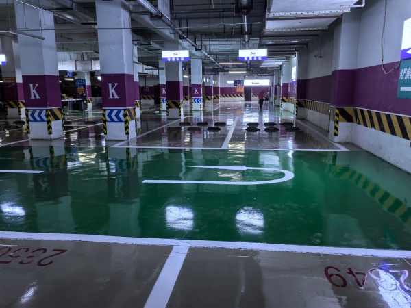 山水田园酒店地下车库环氧地坪翻新工程：焕新出行体验